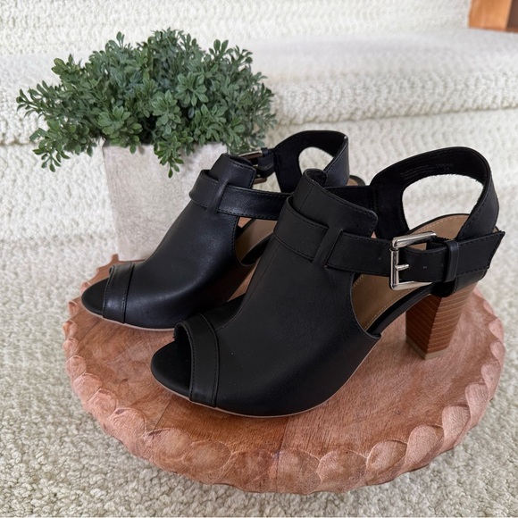 Fioni Shoes - Black Women's Heeled Shoes With Buckles.